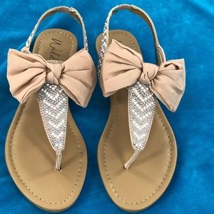 Wild Pair Swan Bow Sandal sz 7 M NIB